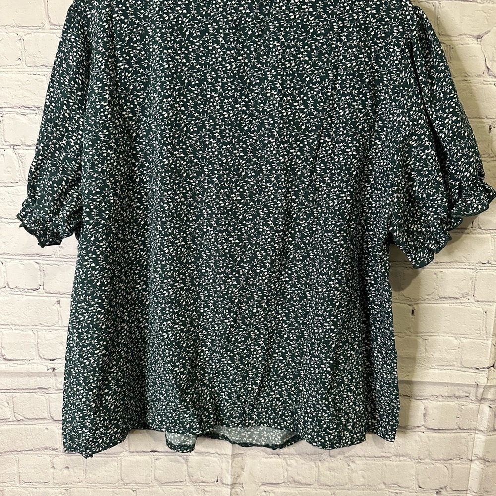 SHEIN Floral Embroidered Green Women's Top Size 3X but fits like 1X - Picture 4 of 4